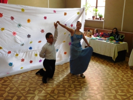 Танец "Встреча" в исполнении учащейся Дианы и выпускника центра Алексея на ярмарке ремесленников 